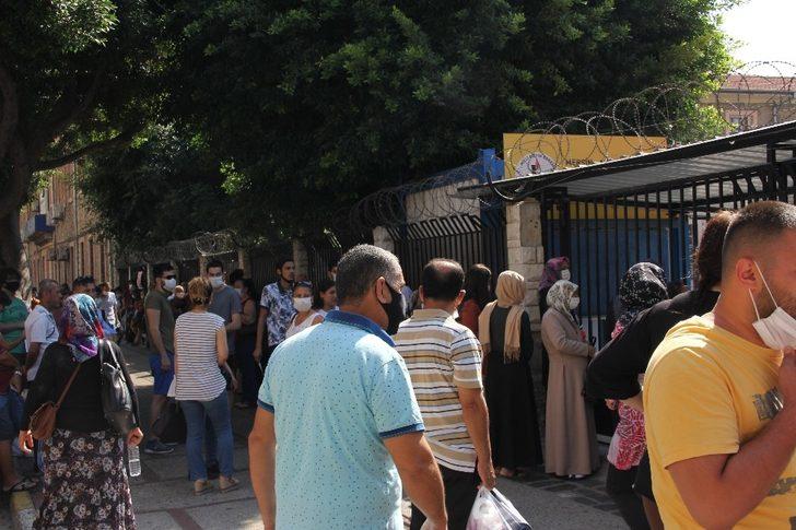 Mersin’de YKS’de veliler sosyal mesafe kurallarını hiçe saydı G3