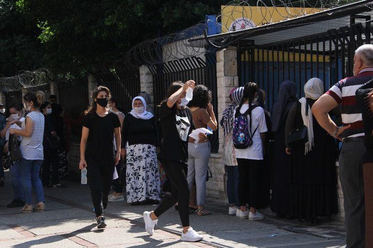 Mersin’de YKS’de veliler sosyal mesafe kurallarını hiçe saydı G4