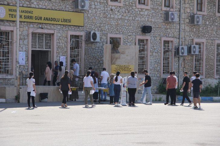 Mersin’de YKS’de veliler sosyal mesafe kurallarını hiçe saydı G5