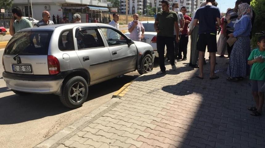 Otomobil ile motosiklet &ccedil;arpıştı