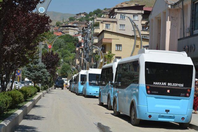 Hakkari belediyesi öğrencileri ücretsiz taşıdı