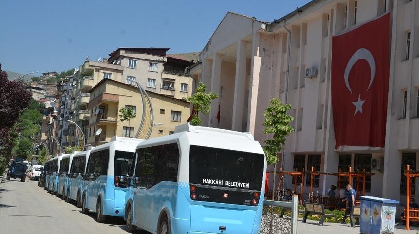 Hakkari belediyesi öğrencileri ücretsiz taşıdı