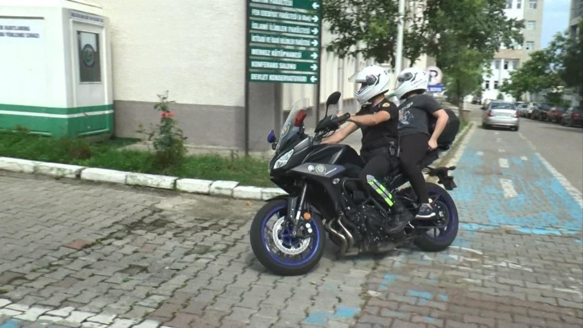 Kimliğini evde unutan &ouml;ğrencinin imdadına polis yetişti