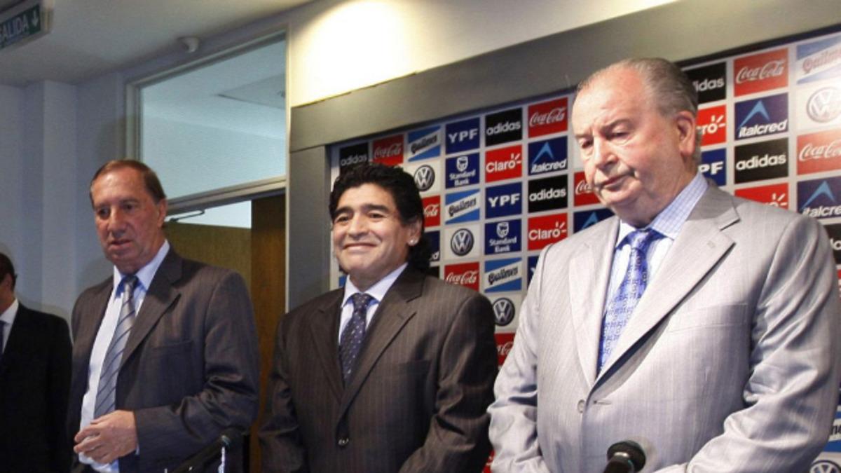 Efsane isim Carlos Bilardo koronavir&uuml;se yakalandı