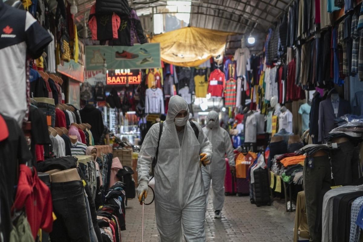 Zafer &Ccedil;arşısındaki d&uuml;kkanlar, esnafın talebiyle dezenfekte edildi