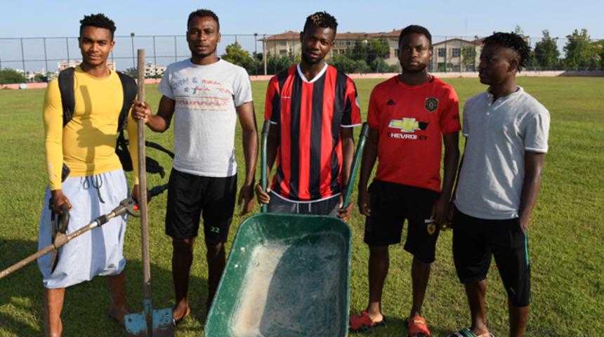 Futbol oynamaya geldiler, koronavirüsle yıkıldılar