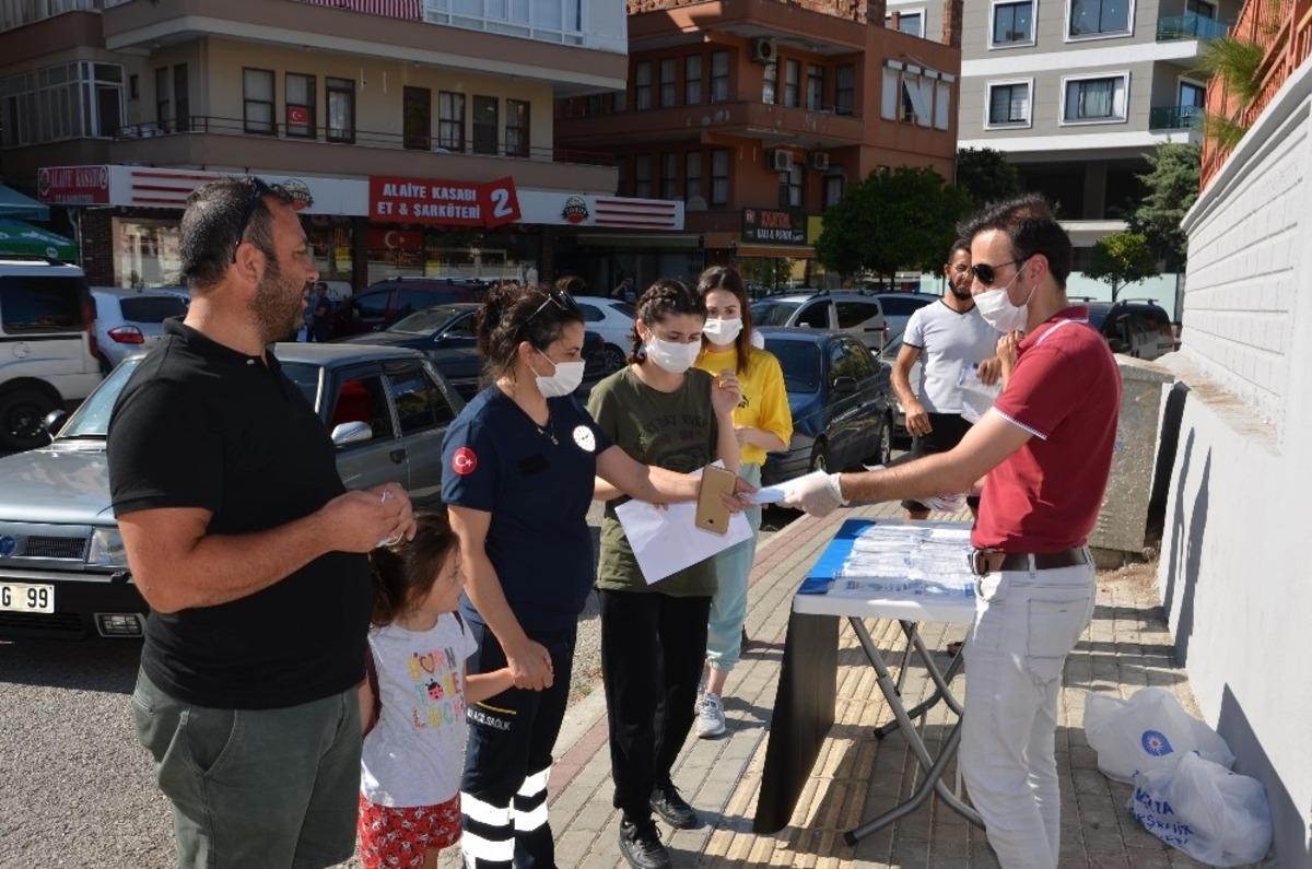 B&uuml;y&uuml;kşehir sınav &ouml;ncesi su, maske ve kalem dağıttı