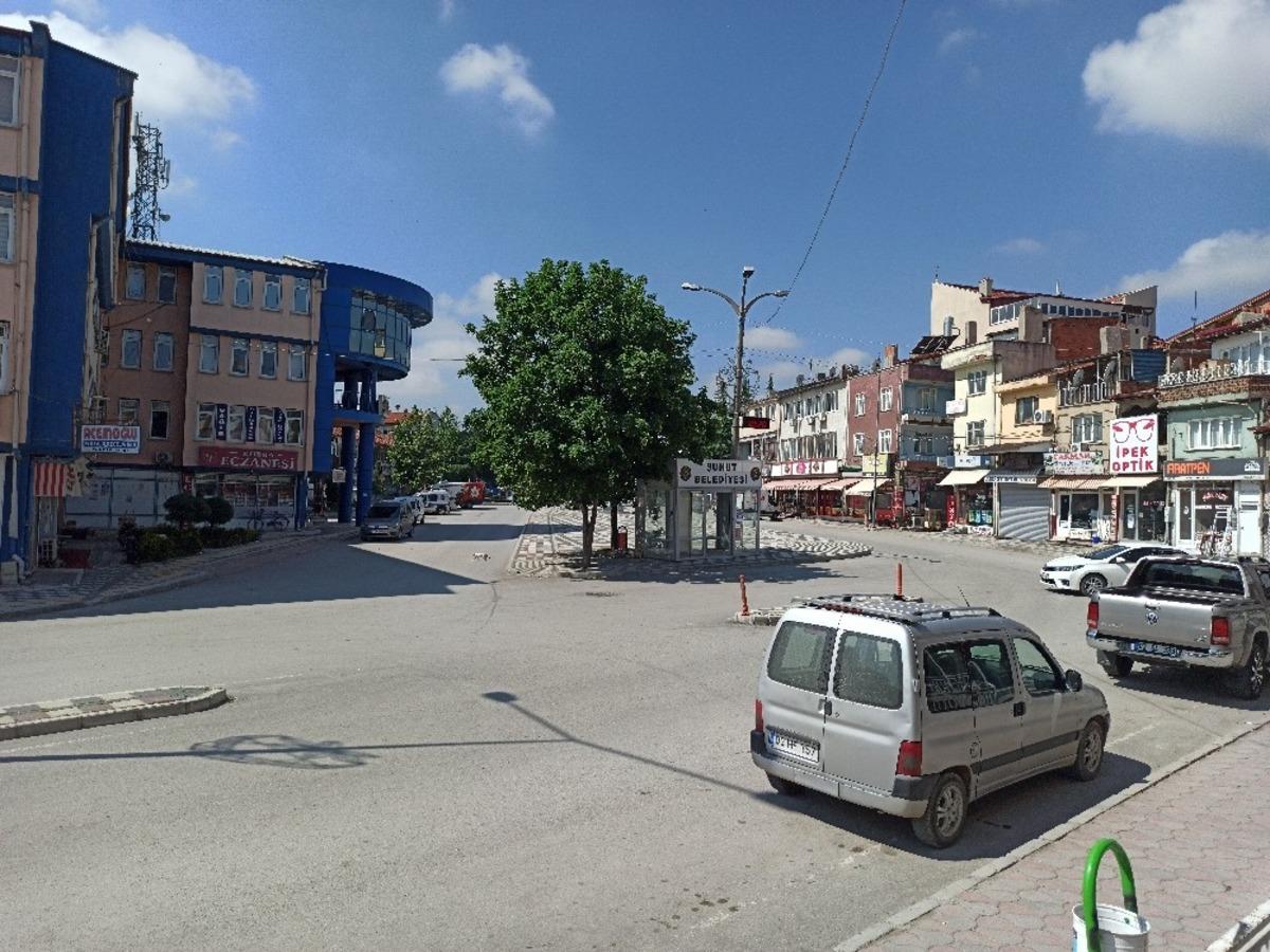 Şuhut, sokağa &ccedil;ıkma kısıtlaması d&ouml;neminde sessizliğe b&uuml;r&uuml;nd&uuml;