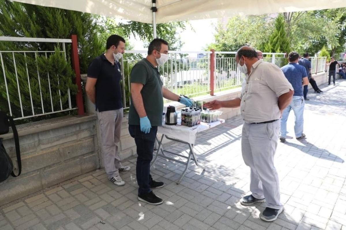 Kapıda bekleyen velilere su, &ccedil;ay ve meşrubat ikramı yapıldı