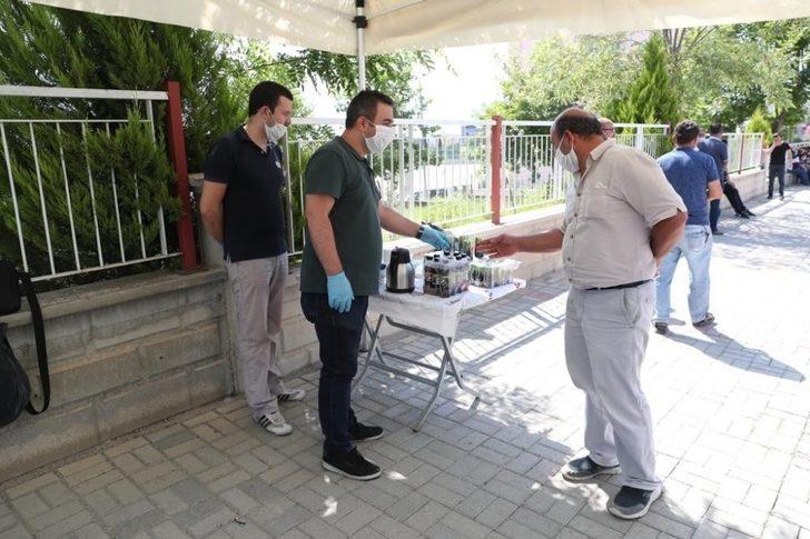 Kapıda bekleyen velilere su, çay ve meşrubat ikramı yapıldı G1