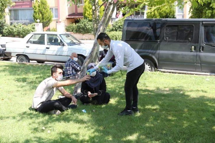 Kapıda bekleyen velilere su, çay ve meşrubat ikramı yapıldı G2