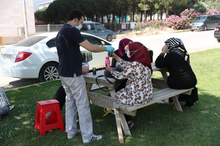 Kapıda bekleyen velilere su, çay ve meşrubat ikramı yapıldı G3