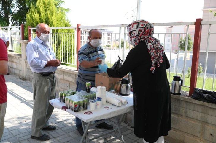 Kapıda bekleyen velilere su, çay ve meşrubat ikramı yapıldı G4