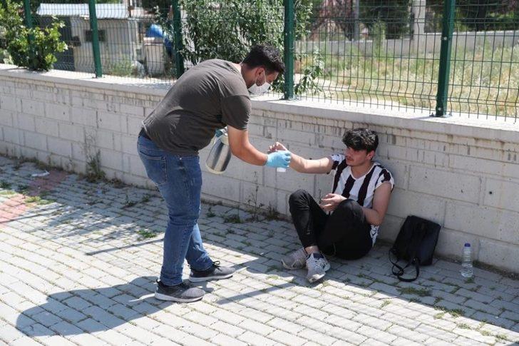 Kapıda bekleyen velilere su, çay ve meşrubat ikramı yapıldı G5