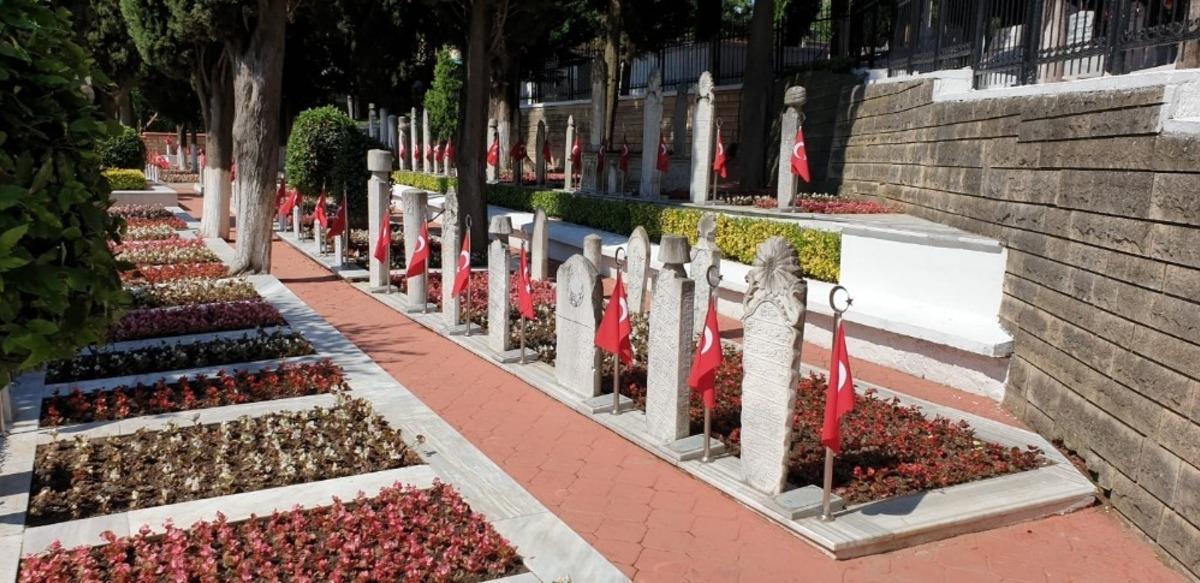 Namazgah Şehitliği &ccedil;i&ccedil;eklerle donatıldı