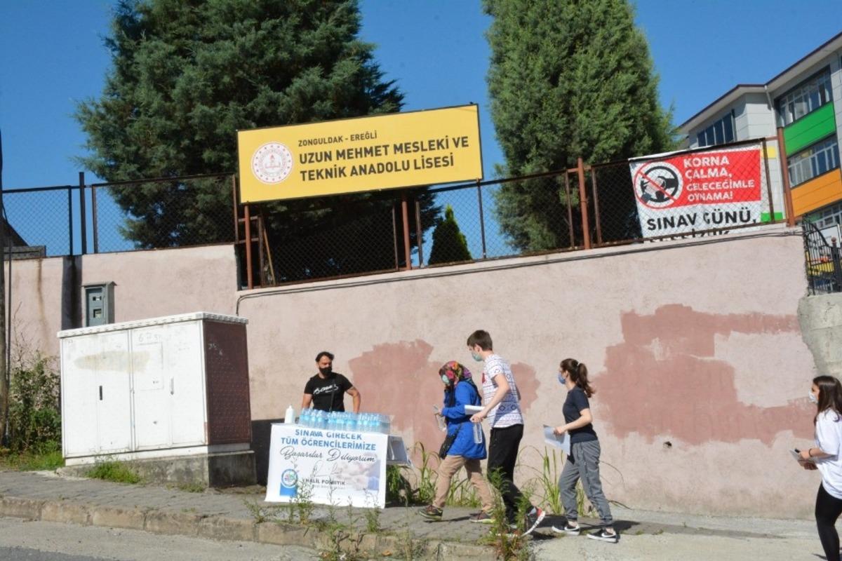 Sınava girecek &ouml;ğrencilere maske, dezenfekte ve su hizmeti verildi
