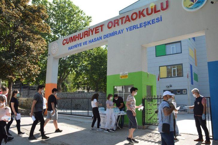 Sınava girecek öğrencilere maske, dezenfekte ve su hizmeti verildi G2