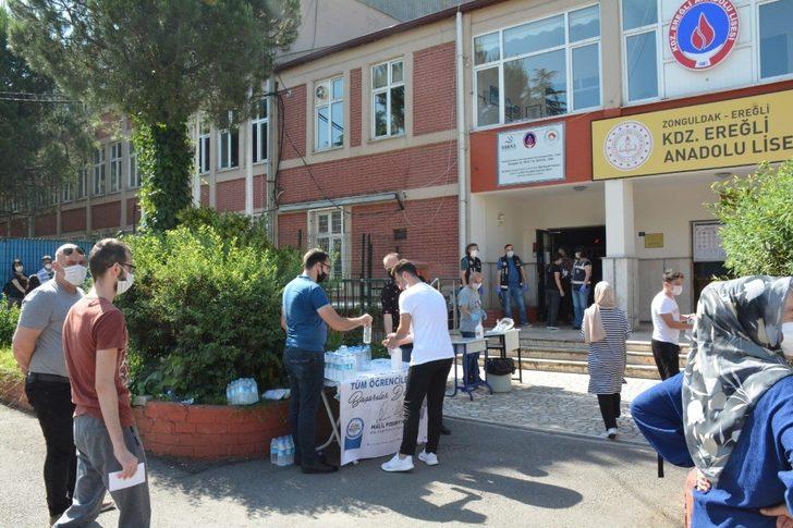 Sınava girecek öğrencilere maske, dezenfekte ve su hizmeti verildi G3