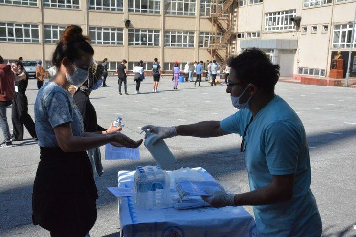 Sınava girecek öğrencilere maske, dezenfekte ve su hizmeti verildi G4