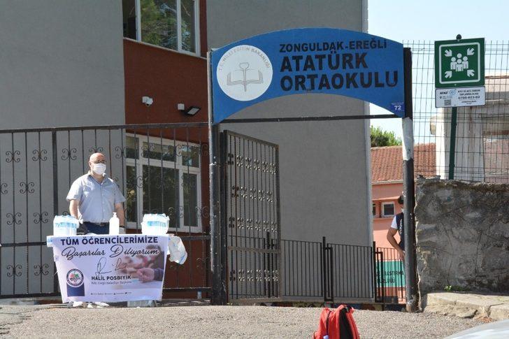 Sınava girecek öğrencilere maske, dezenfekte ve su hizmeti verildi G5