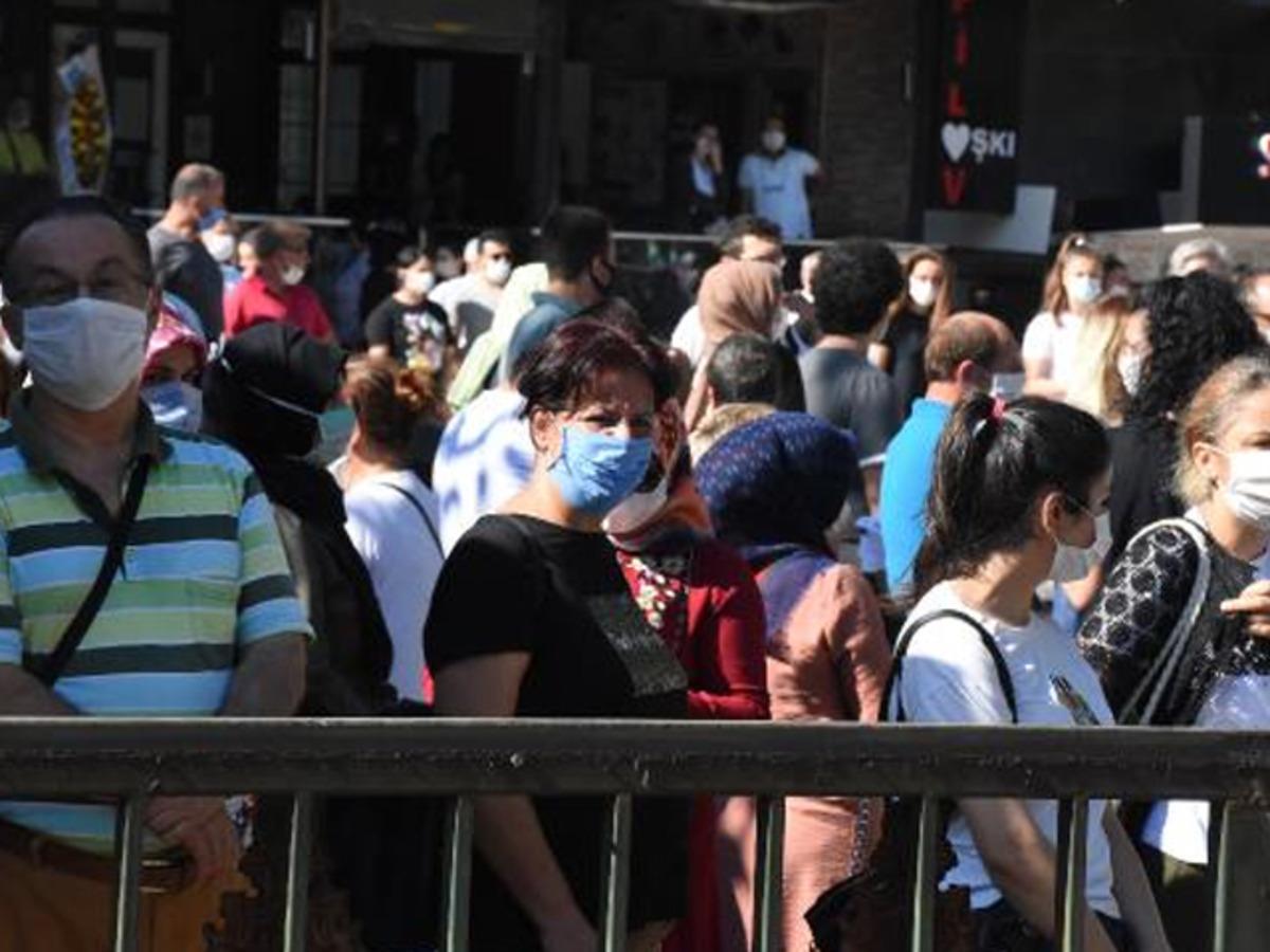 Sosyal mesafeye uymadılar! Polis anonsla uyararak dağıttı