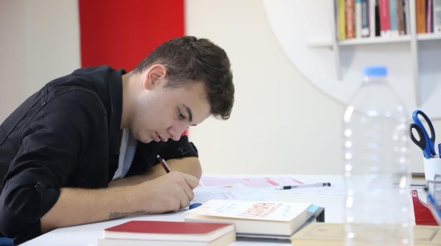 Yaz tatili Akademi Lise&rsquo;de dolu dolu ge&ccedil;ecek