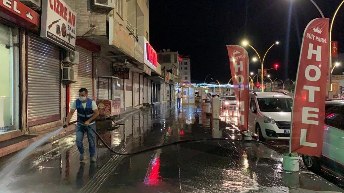 Cizre&rsquo;de korona vir&uuml;se karşı cadde ve kaldırımlar yıkanıyor