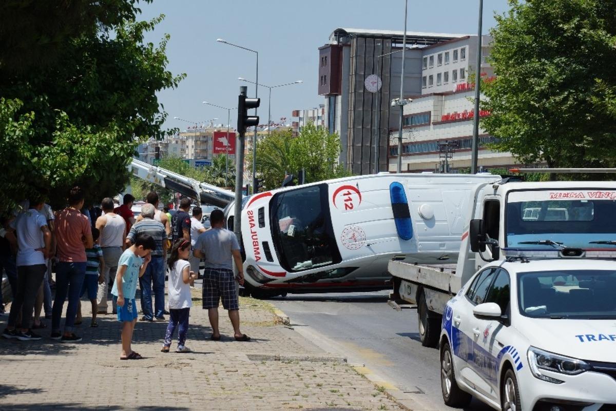 Aydın&rsquo;da ambulans devrildi, 6 yaralı