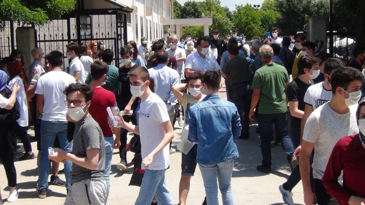 Sınav bitti, sosyal mesafe hi&ccedil;e sayıldı
