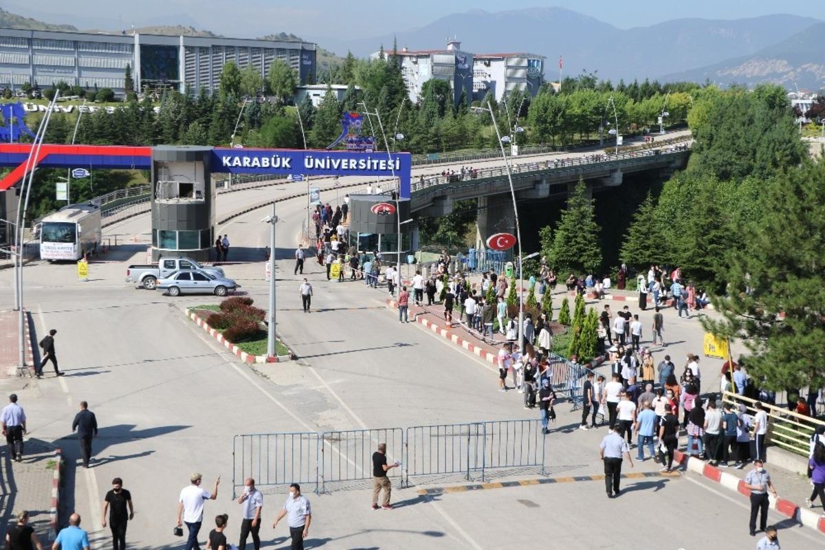 Karab&uuml;k&rsquo;te 7 bin 697 aday &uuml;niversite i&ccedil;in ter d&ouml;kt&uuml;