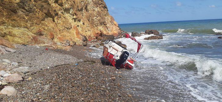 Riva'da tekne kayalıklara çarptı! Mahsur kalan kadın böyle kurtarıldı G4