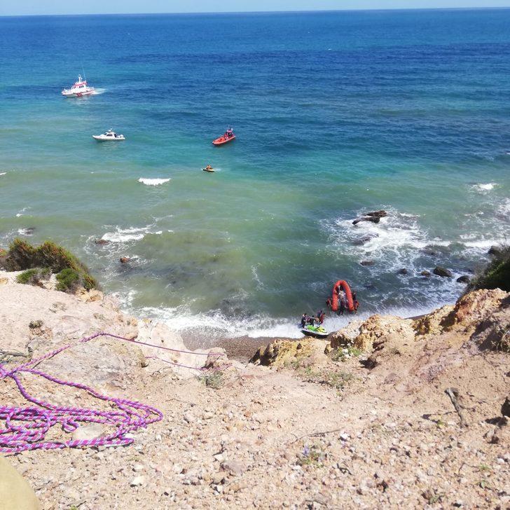 Riva'da tekne kayalıklara çarptı! Mahsur kalan kadın böyle kurtarıldı G5