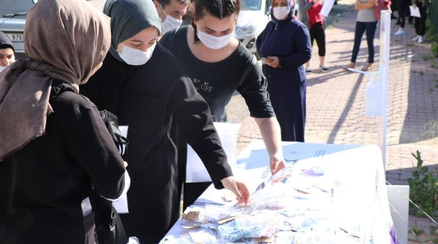 Safranbolu Belediyesi gen&ccedil;lere maske dağıttı