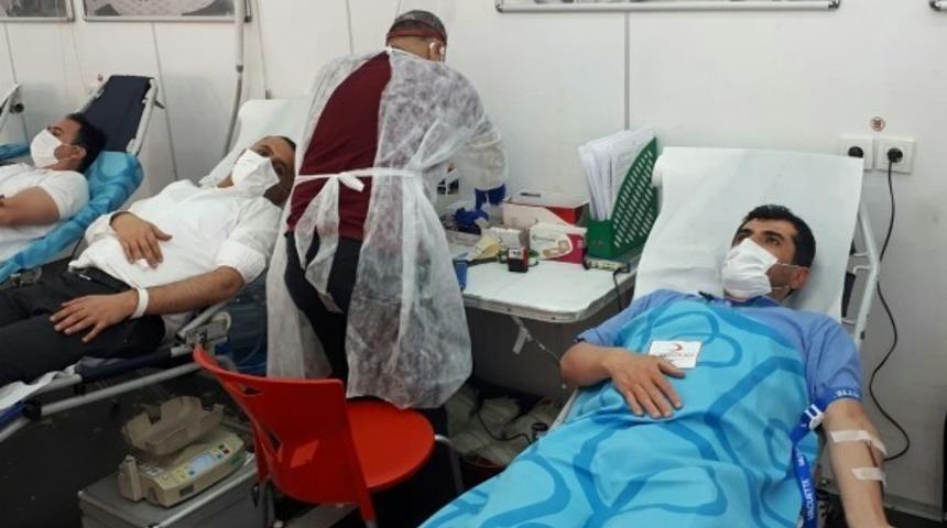 Bismil Devlet Hastanesi &ccedil;alışanlarından kan bağışı kampanyasına destek