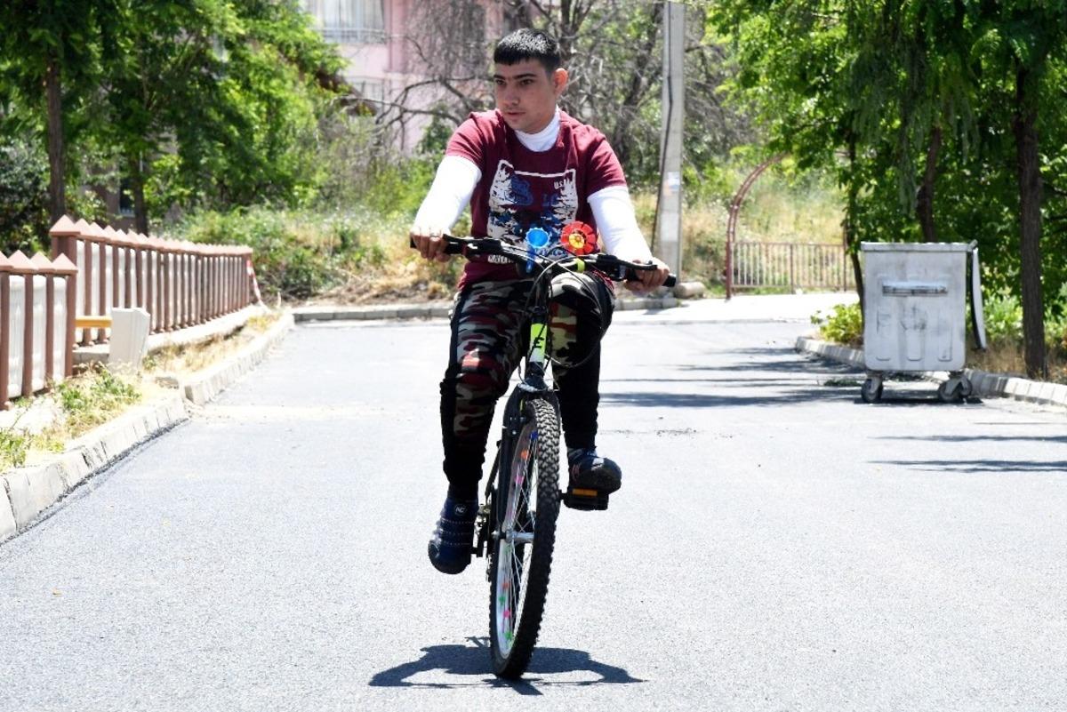 Engelli Mehmet i&ccedil;in yolu asfaltlayıp engelleri kaldırdılar