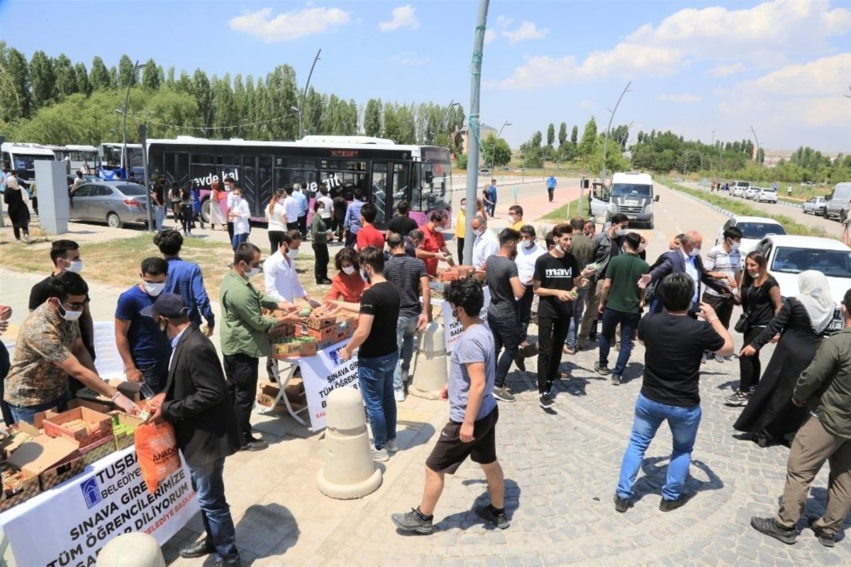 Tuşba Belediyesi&rsquo;nden sınava giren &ouml;ğrencilere ikram