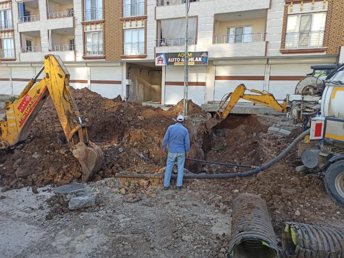 Kahta&rsquo;da g&ouml;&ccedil;&uuml;k altında kalan iş&ccedil;i kurtarıldı