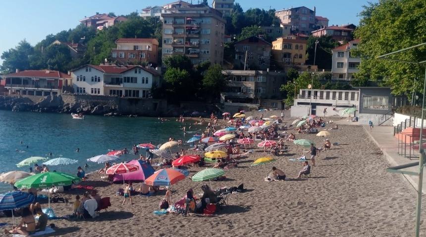 Plajın açılması beklemeden akın ettiler