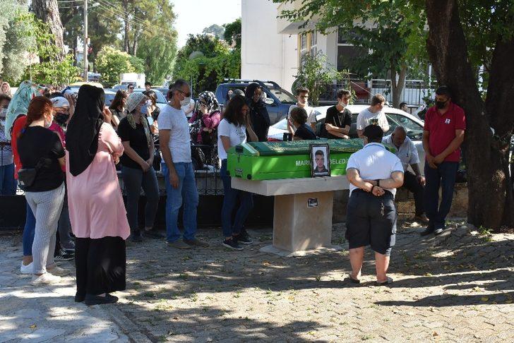 Marmaris’te üzerine su deposu düşerek ölen genç toprağa verildi G4