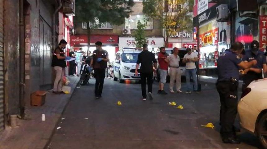 Kağıthane'de silahlı saldırı! Biri &ccedil;ocuk, 3 yaralı