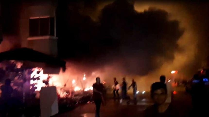 Bursa&rsquo;da korku dolu anlar! &Ccedil;i&ccedil;ek&ccedil;i d&uuml;kkanı alevlere teslim oldu