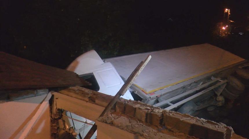 Sarıyer'de damacana y&uuml;kl&uuml; kamyon devrildi