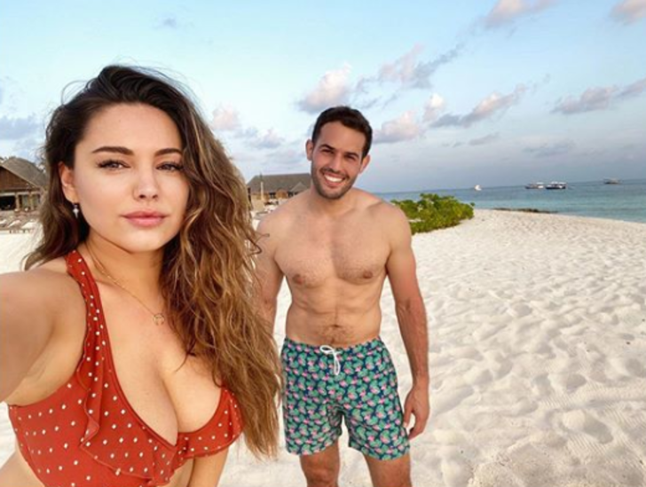Kelly Brook süper minisiyle dikkat çekti G2