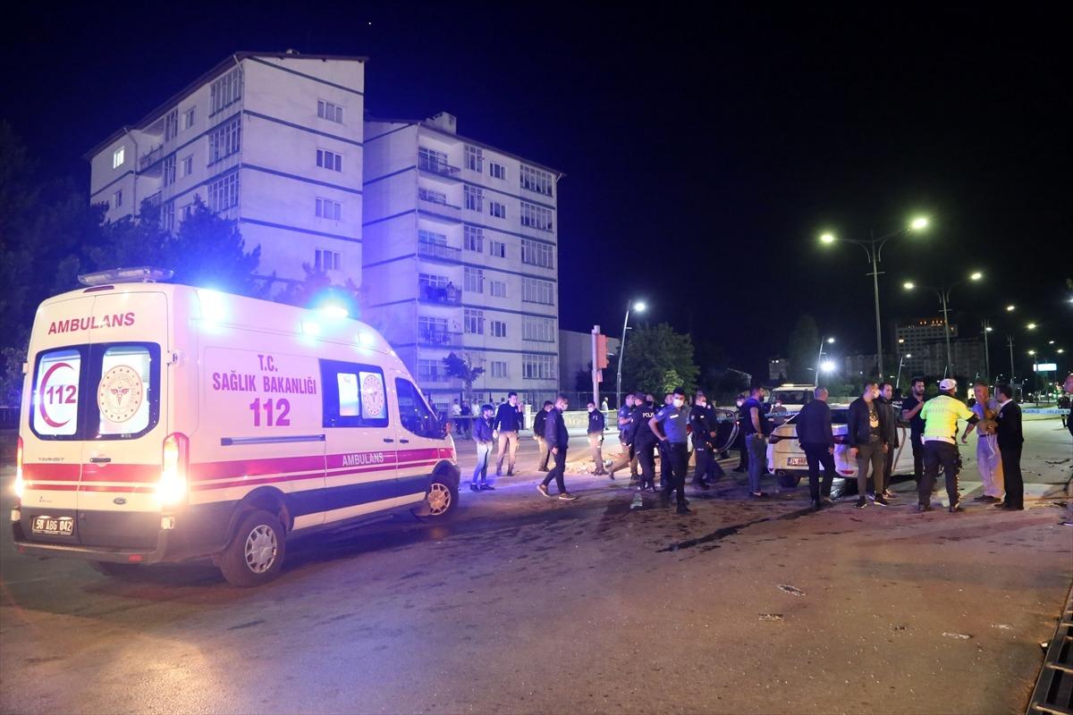 G&Uuml;NCELLEME - Sivas'ta trafik kazası: 1 &ouml;l&uuml;, 6 yaralı
