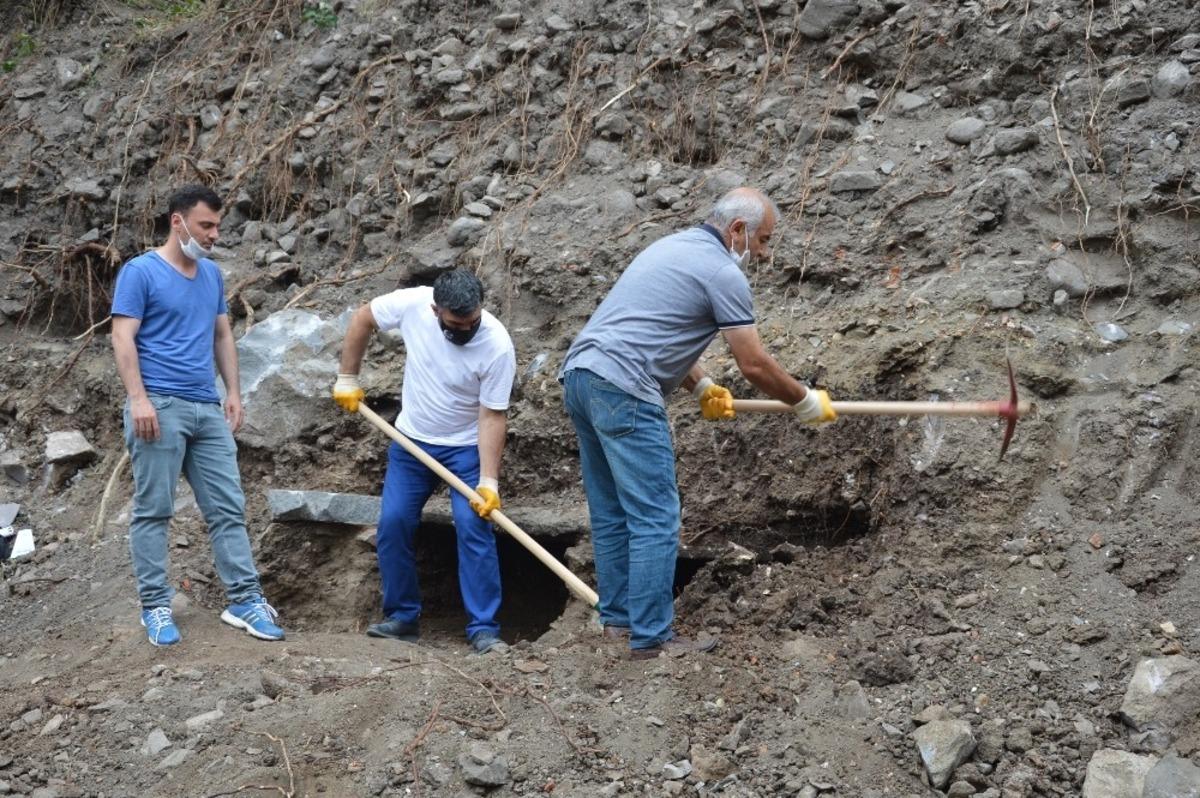 İnşaat kazısında lahit mezar bulundu