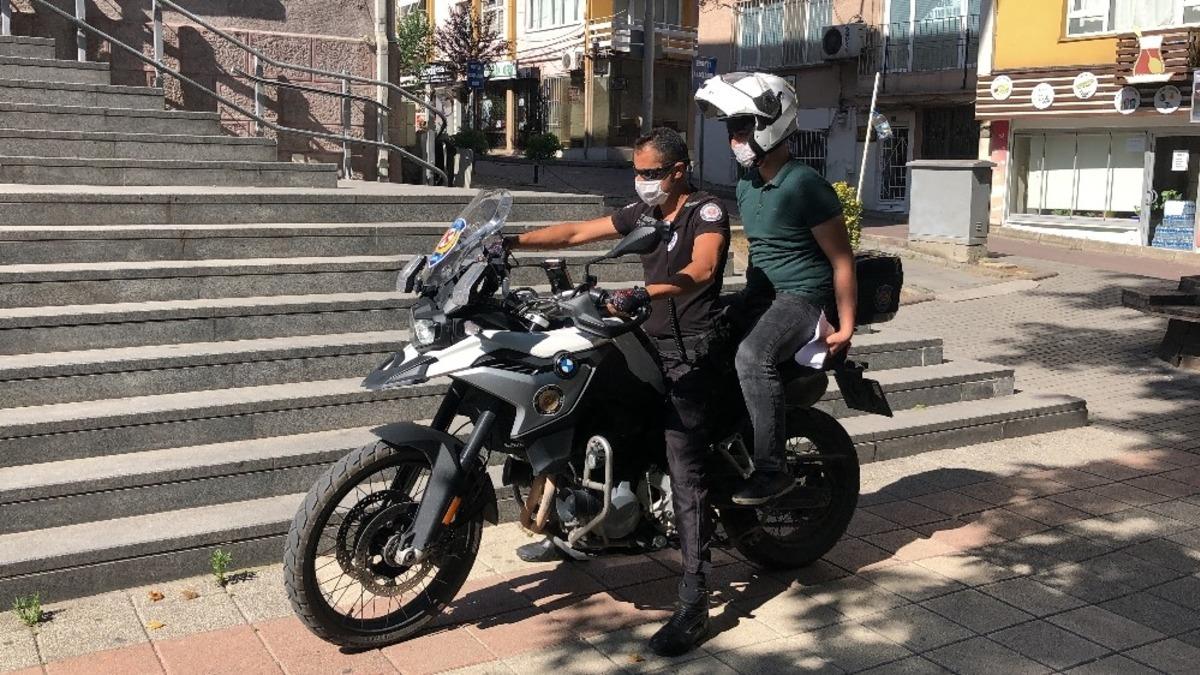 Kimliğini unutan &ouml;ğrenciyi polis sınava b&ouml;yle yetiştirdi