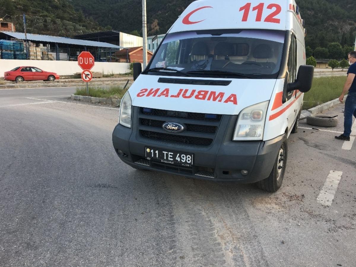 Bilecik&rsquo;te otomobille ambulans &ccedil;arpıştı, 1 yaralı