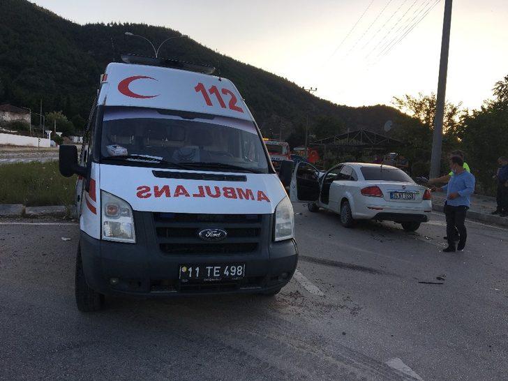 Bilecik’te otomobille ambulans çarpıştı, 1 yaralı G2