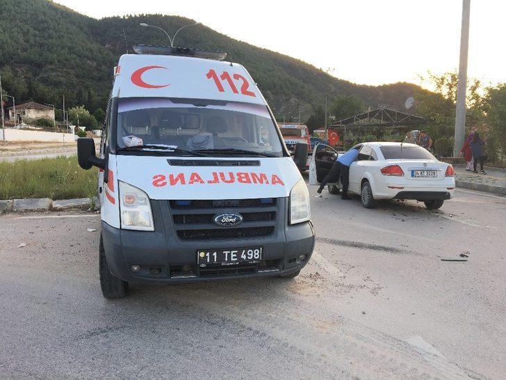 Bilecik’te otomobille ambulans çarpıştı, 1 yaralı G3