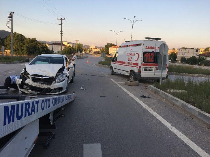 Bilecik’te otomobille ambulans çarpıştı, 1 yaralı G5